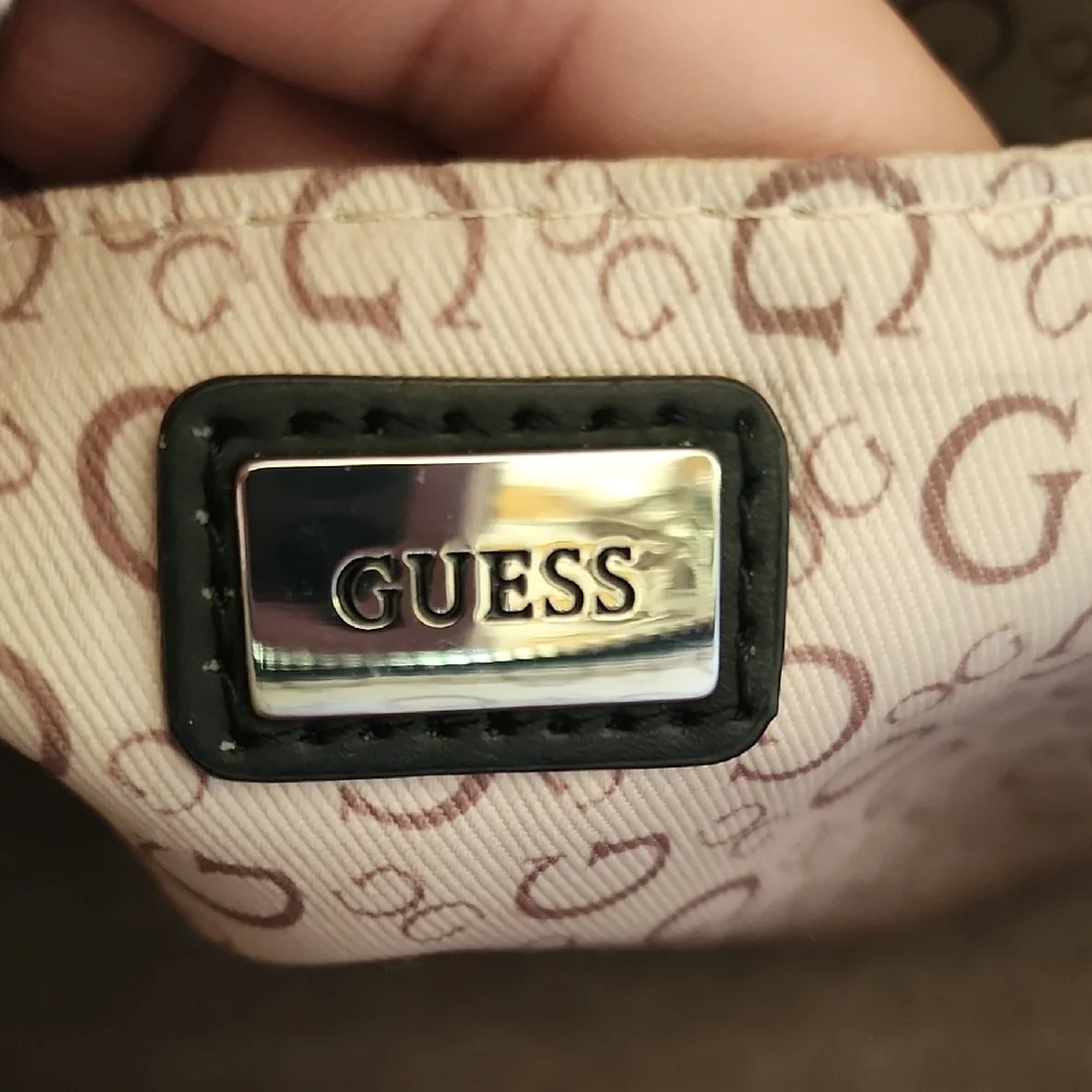 Guess discover chic